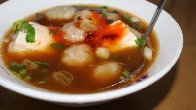 豆腐和肉丸配肉汁