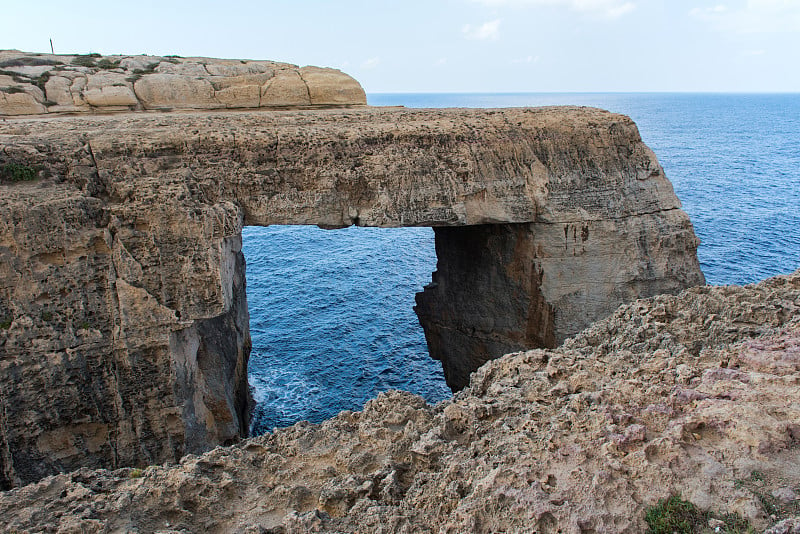 Wied il Mielah峡谷，海上的天然拱门。Gozo、马耳他