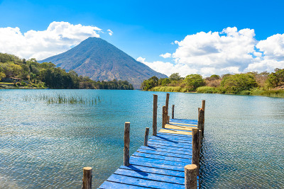 美丽的阿提特兰湖海湾与火山圣佩德罗在危地马拉高地，中美洲