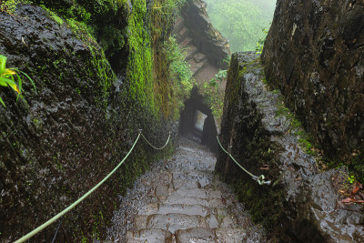 印度，马哈拉施特拉邦，浦那，提科纳堡，下雨时堡垒大门的俯视图。