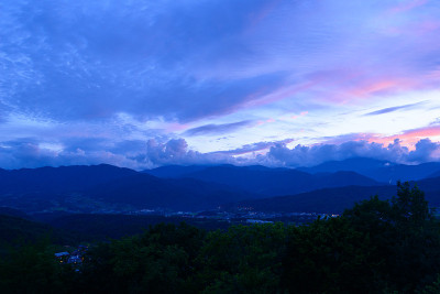 黄昏时日本长野Achi村的景观