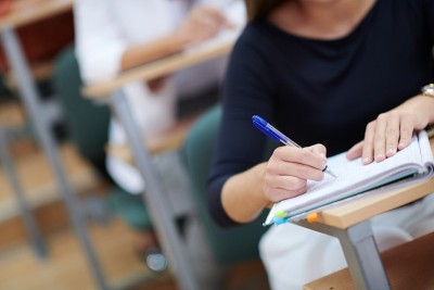 学生小组在大学的圆形剧场