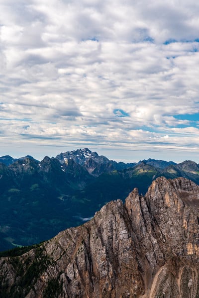 Cima d́Asta山峰位于Dolomiti di Fiemme山脉，位于Dolomites的La