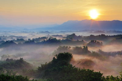 阳光与山