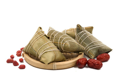 传统的粽子孤立在白色的背景上。