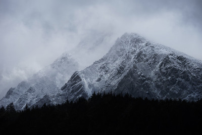 令人惊叹的细节景观图像的雪顶Pen Yr Ole Wen山在斯诺登尼亚在戏剧性的穆迪冬季风暴