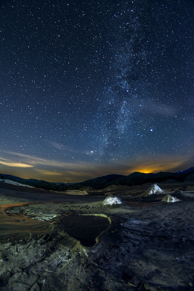 这是在晴朗的夜晚，满天繁星的罗马尼亚浑火山上看到的银河系