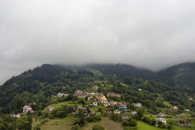 高原村落，高山，山谷和森林在雾创造美丽的自然景观。图片拍摄于土耳其东北部黑海地区的特拉布宗/里兹地区