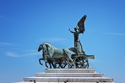 维托里奥·埃马努埃莱二世纪念碑也被称为Vittoriano，或Altare della Patria