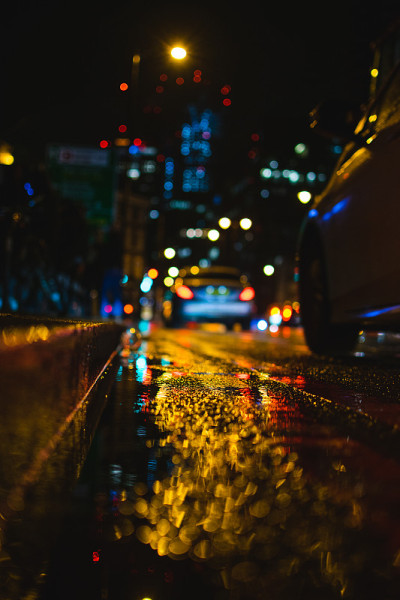雨夜街上的汽车