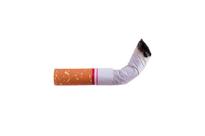 烟头孤立在一个白色背景与剪辑路径