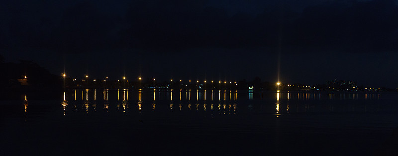 古巴西恩富戈斯港的夜景