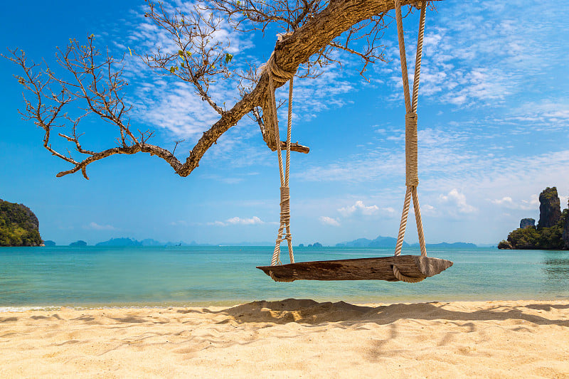 热带海滩上空荡荡的秋千