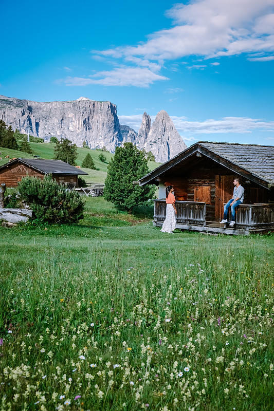 一对男人和女人在意大利Dolomites,Alpe di Siusi - Seiser Alm与Sa