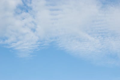 蓝天白云白色的背景。下午美丽的天空和云彩