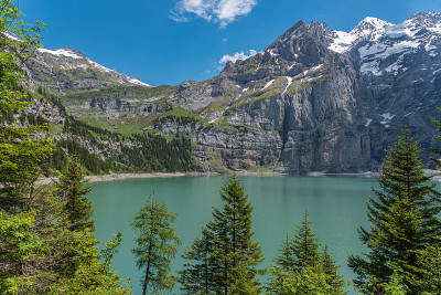 靠近Kandersteg的Oeschinensee湖的景观