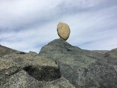 悬崖上平衡的岩石