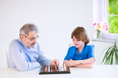 快乐的爷爷和孙子下棋