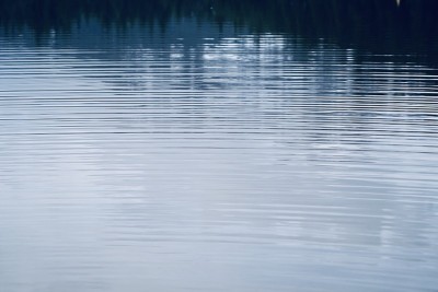平静水面上的涟漪
