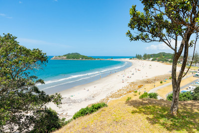 夏日景色沿着曼加奈山的主要海滩，陶兰加新西兰