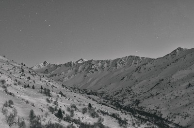 瓦尔梅尼埃山夜间星空冬季滑雪区在法国阿尔卑斯欧洲萨伏伊