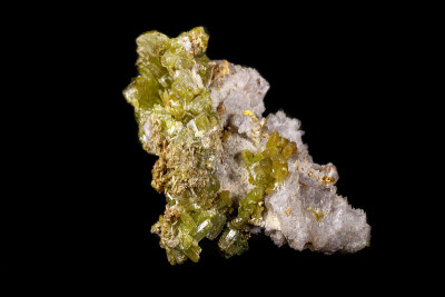 宏观焦闪石矿物石上的黑色背景