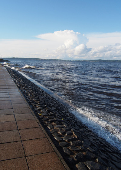 海浪在海滨