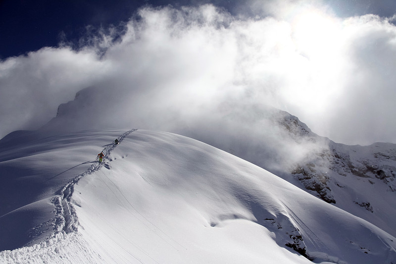 滑雪者攀登雪山