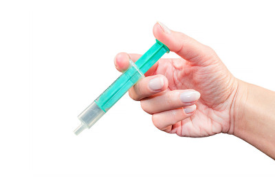 女人手拿注射器