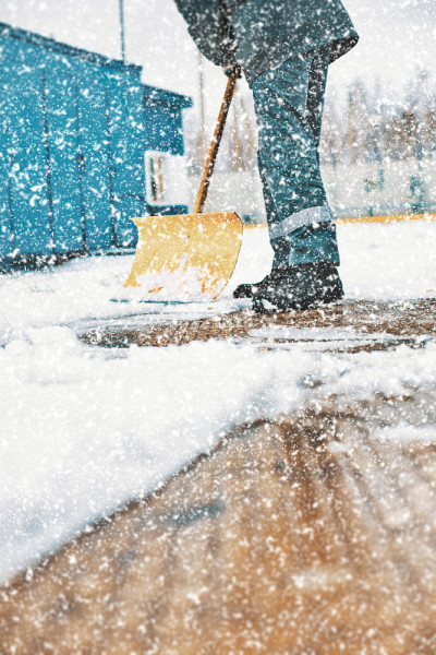 清洁工用木铲清理积雪。在大雪和暴风雪后清扫街道