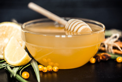 盘子与蜂蜜特写
