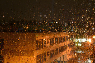 雨滴落在窗户上