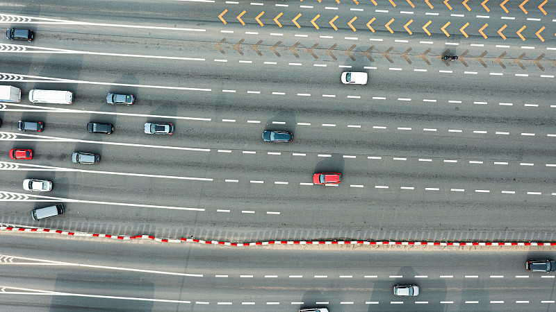 高速公路的鸟瞰图，汽车沿着它行驶