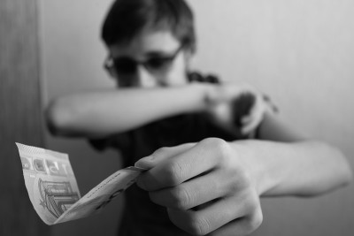 一个少年拿出一张50欧元的钞票