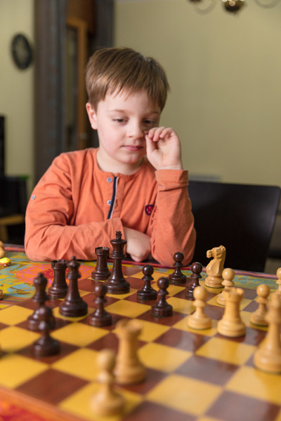 男孩下棋