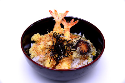 ๋๋日本美食，天麸罗虾米饭，蘑菇和海藻，孤立在白色背景与剪切路径