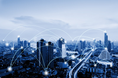 网络电信和通信连接概念，连接5G网络系统的基础设施和城市景观夜景。技术、数字连接和信息传输