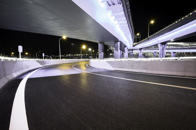 空路楼与城市立交桥高架桥的霓虹灯夜景