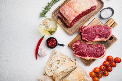 生牛排汉堡配料大理石肉，在白色背景，俯视图，与文本的复制空间