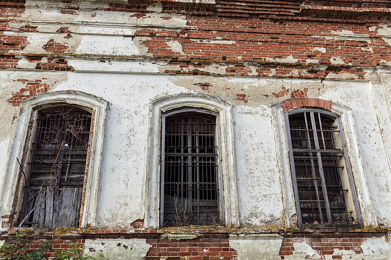 萨拉托夫地区的景象。历史建筑位于俄罗斯伏尔加河地区19世纪1872年。这一系列的照片是一个古老的废弃