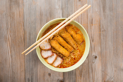 顶视图咖喱面条亚洲食物