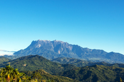 基纳巴卢山蓝天美景