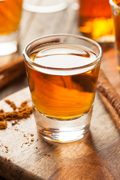 肉桂威士忌波旁威士忌在小酒杯