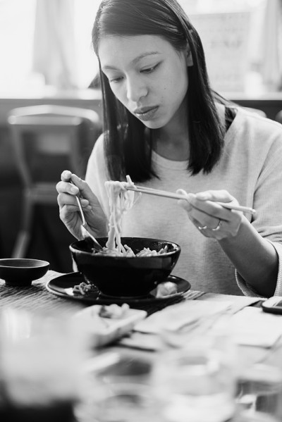 咖啡馆冷静，随意，愉快，令人心寒的女孩风格概念