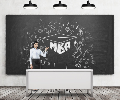 黑发女孩展示MBA素描