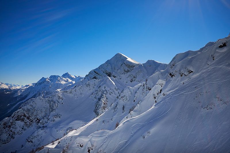 冬季群山全景与滑雪坡道。高加索地区