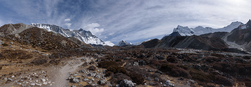 楚雄村周围群山的全景