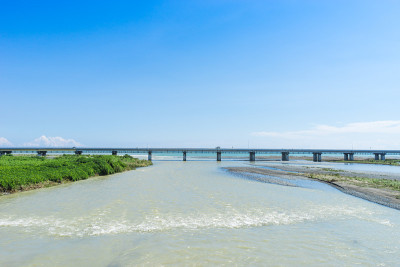 涨水的坂川河和坂川桥