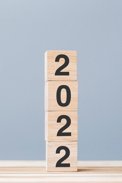 桌子背景上有2022块木质立方体。决心，计划，回顾，目标，开始和新年假期的概念