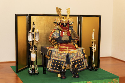 穿着盔甲和头盔的日本武士娃娃在男孩的五一节